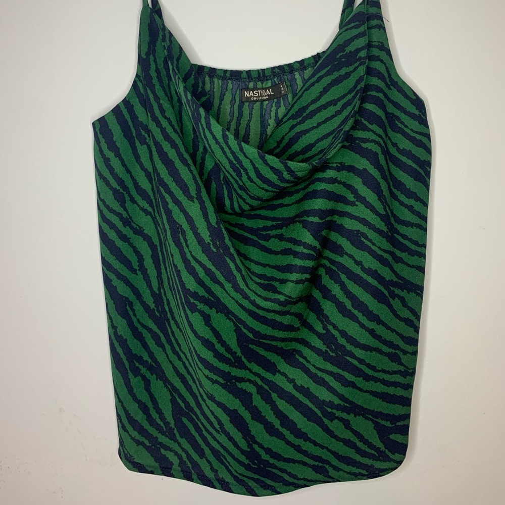 CUTE green zebra stripped top☺️